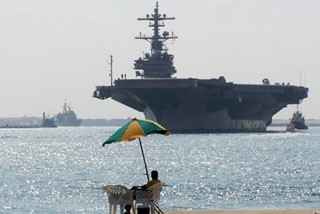 Tàu sân bay USS George H.W.Bush băng qua kênh đào Suez ngày 20/11 - Ảnh: AFP